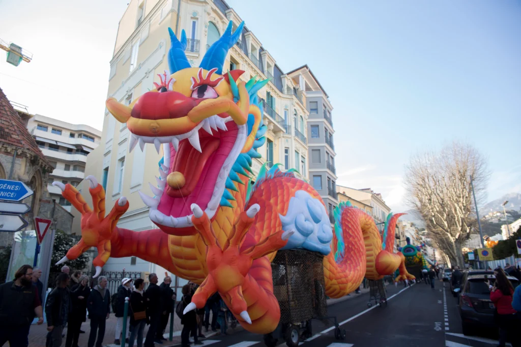 Brotóns año nuevo chino dragón legendario disfraz cabalgata