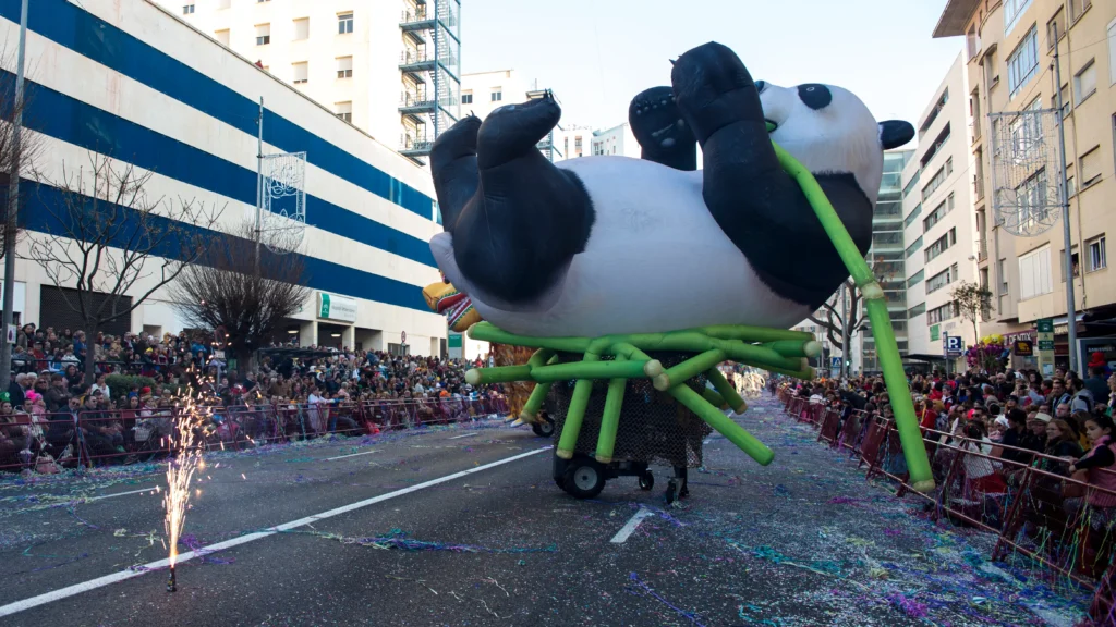 Brotóns año nuevo chino oso panda disfraz cabalgata