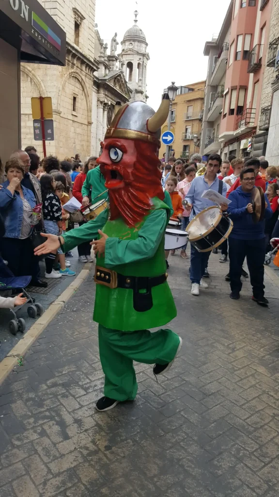 Brotóns cabezudo enano verde vikingo pasacalles cabalgata