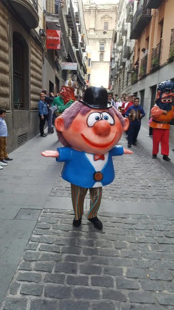 Brotóns cabezudo personaje comico pasacalles cabalgata