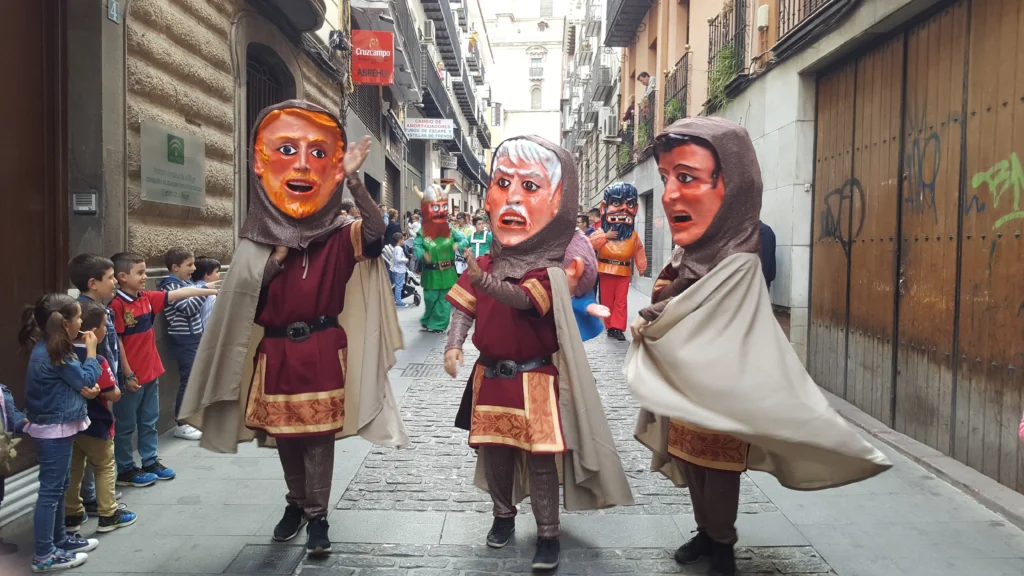 Brotóns cabezudos medievales desfile calle pasacalles cabalgata