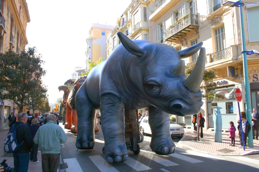 Brotóns circo mágico desfile animales gigantes inflables