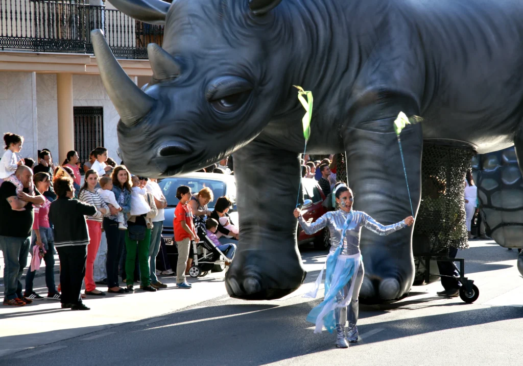 Brotóns circo mágico rinoceronte inflable desfile cabalgata