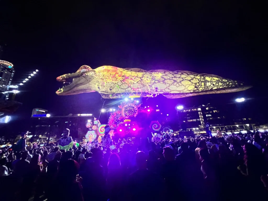 Brotóns elrow Dubái espectáculo disfraces cabalgata internacional