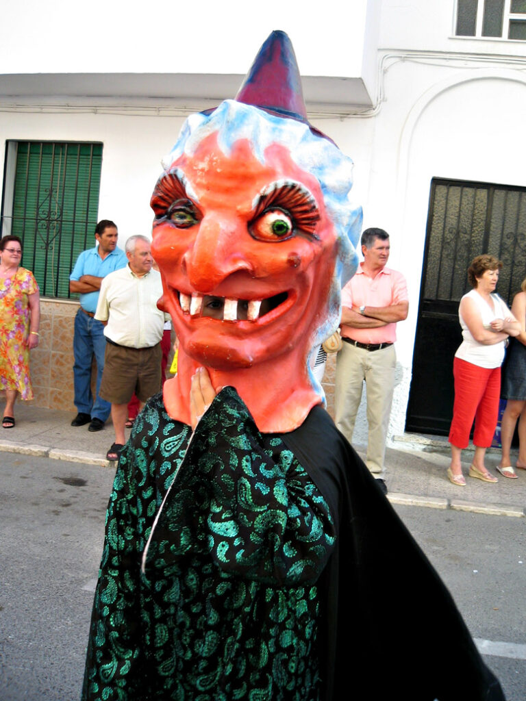 Brotóns gigantes bruja capirote cabezudo cabalgata
