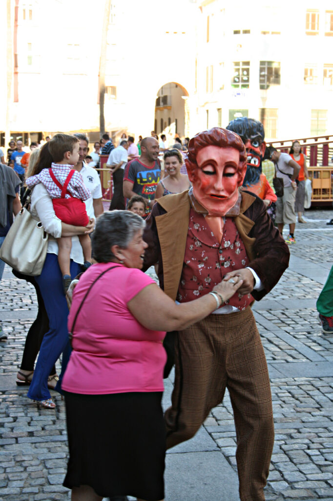 Brotóns gigantes caballero bailando pasacalles cabalgata