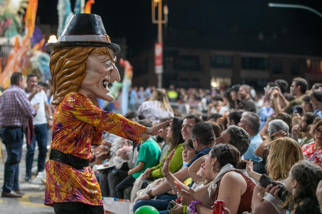 Brotóns gigantes cabezudos desfile pasacalles cabalgata