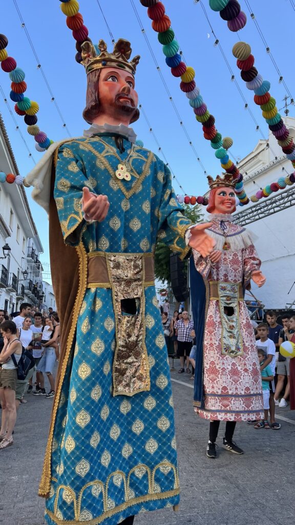 Brotóns gigantes cabezudos desfile pasacalles cabalgata