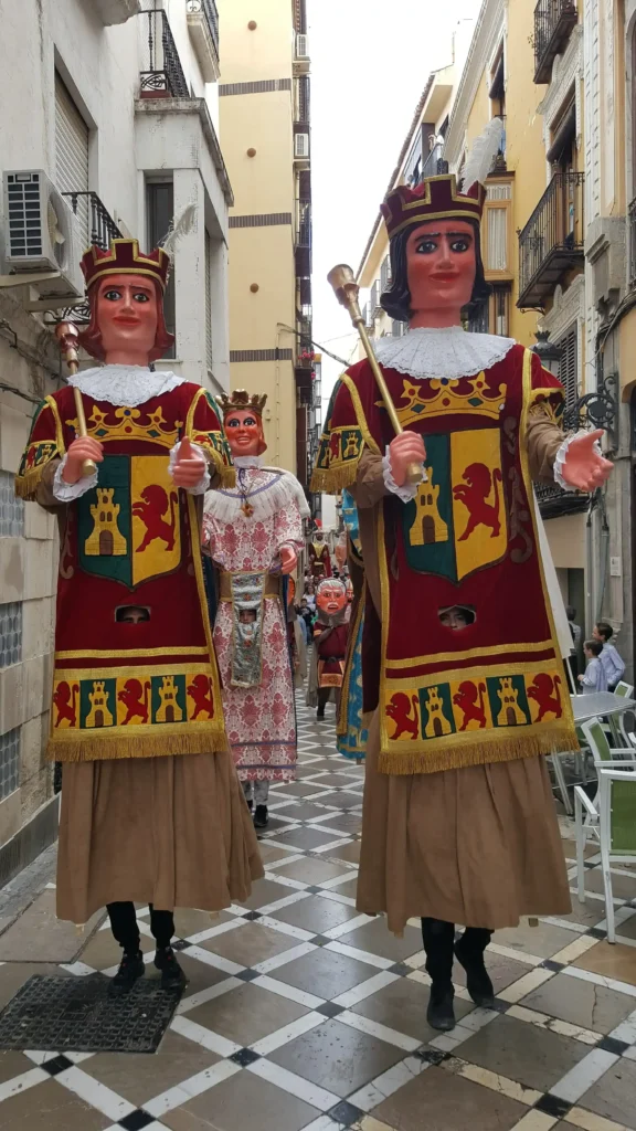 Brotóns gigantes heraldos medievales escudos pasacalles cabalgata