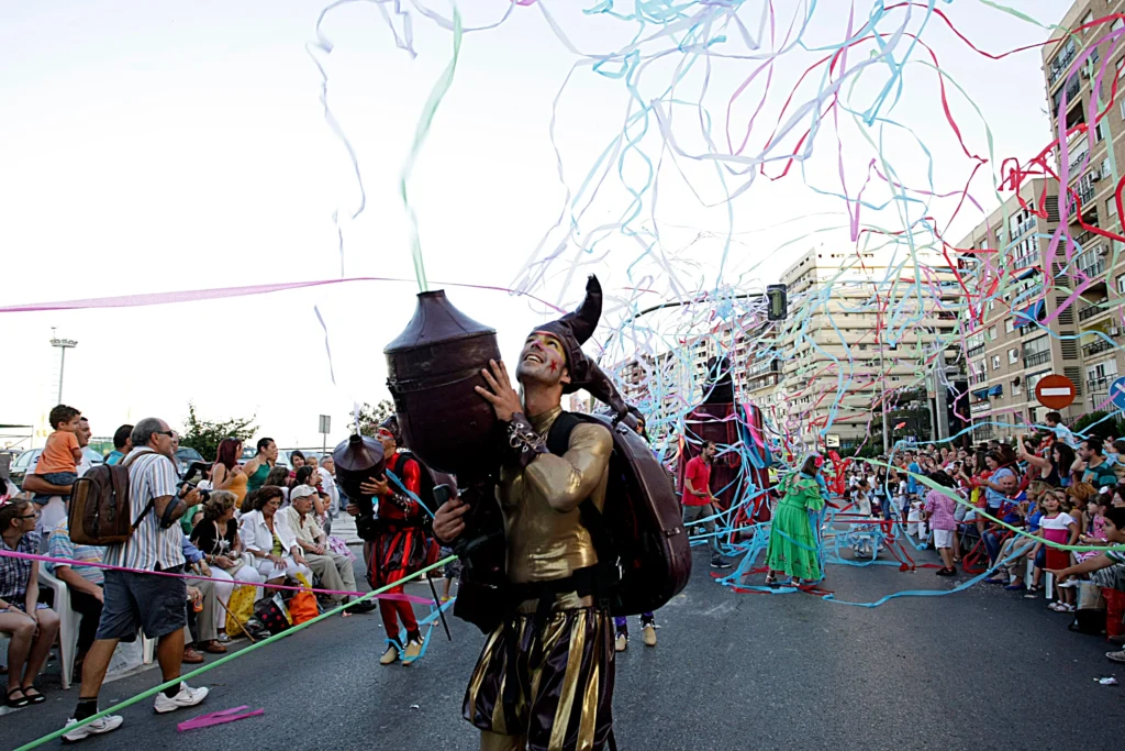 Brotóns lanza ilusiones artista cintas confeti desfile cabalgata