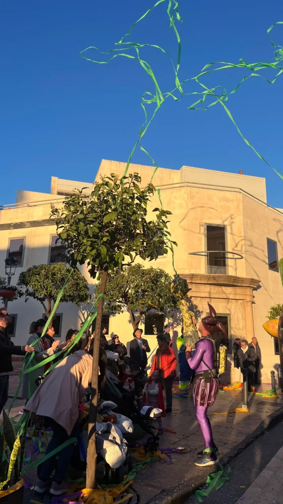 Brotóns lanza ilusiones artista cintas verdes plaza cabalgata