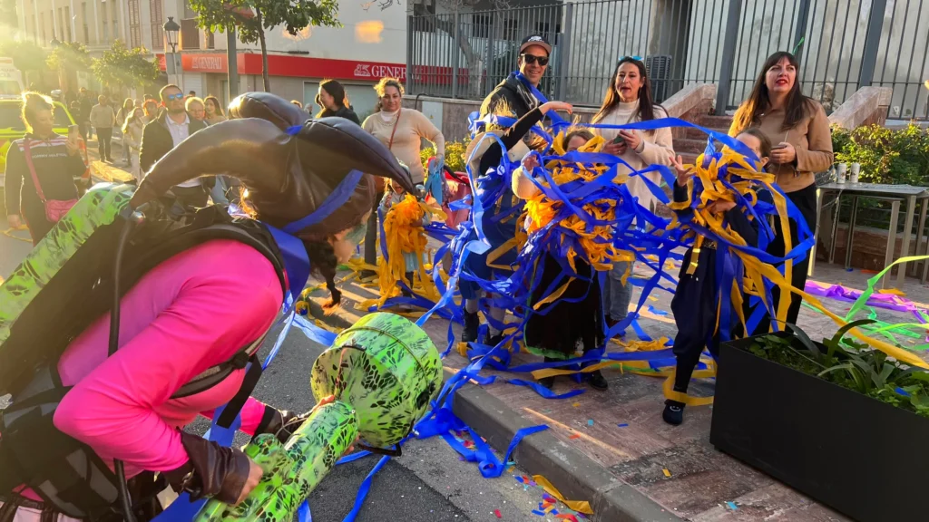 Brotóns lanza ilusiones artista publico cintas pasacalles cabalgata