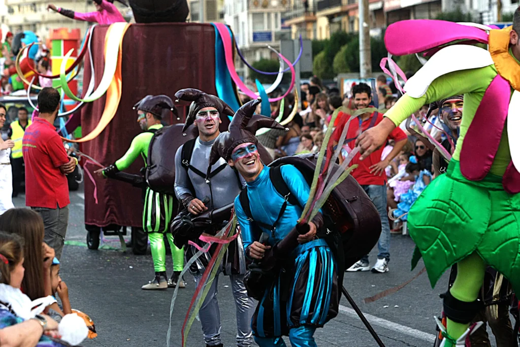 Brotóns lanza ilusiones artistas bufones cintas pasacalles cabalgata