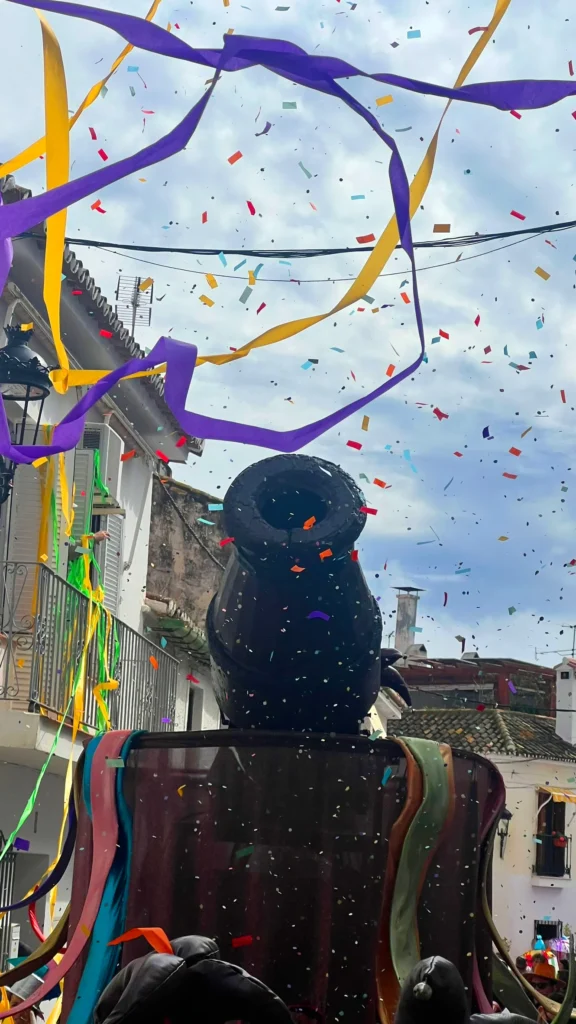 Brotóns lanza ilusiones canon cintas confeti pasacalles cabalgata