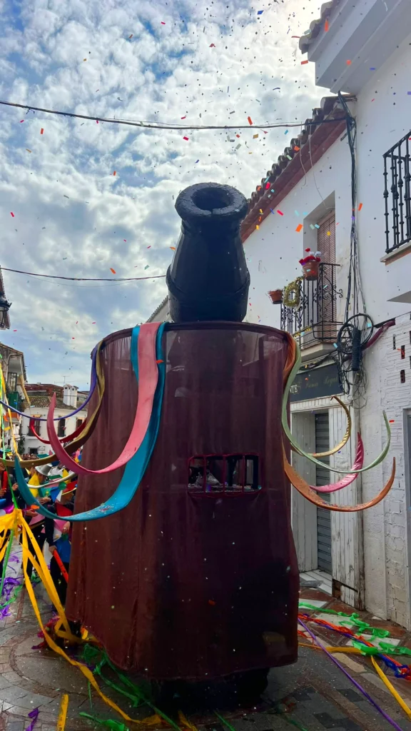 Brotóns lanza ilusiones canon gigante cintas multicolor desfile