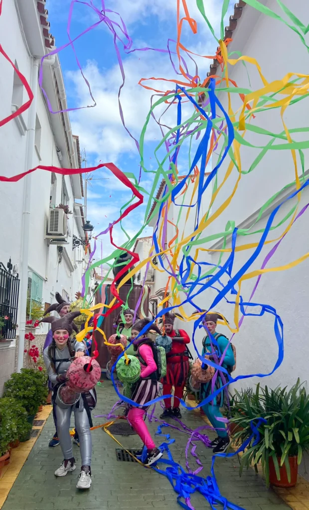 Brotóns lanza ilusiones cintas coloridas calle pasacalles cabalgata