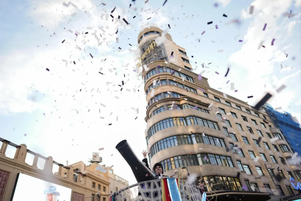 Brotóns madrid pasacalles catrinas confeti edificio carrion