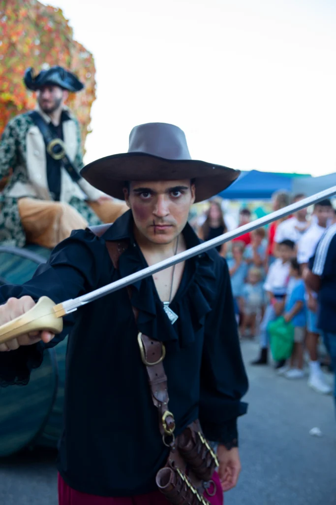 Brotóns piratas rodantes tonel disfraz cabalgata