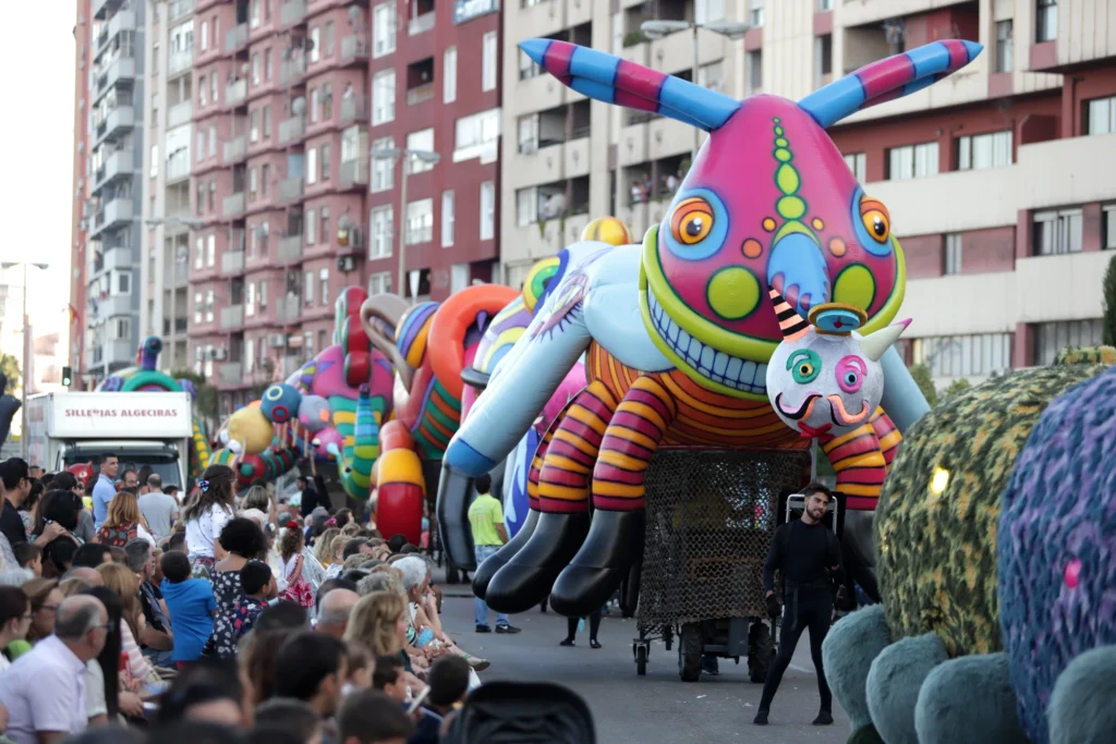 Brotóns psicodelia conejo criatura inflable desfile cabalgata