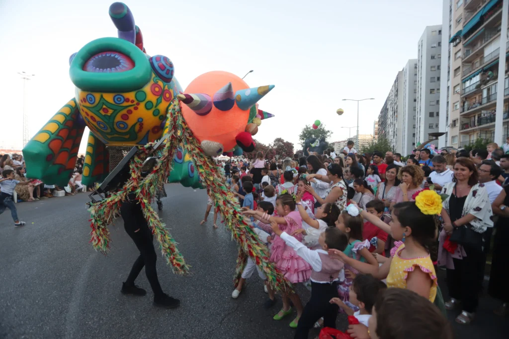 Brotóns psicodelia figurante criatura multitud pasacalles