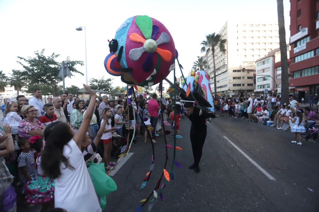 Brotóns psicodelia figurante globo colorido pasacalles