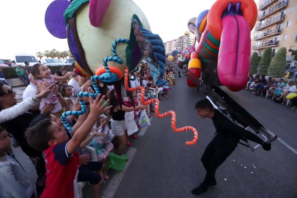 Brotóns psicodelia figurantes criaturas ninos pasacalles cabalgata