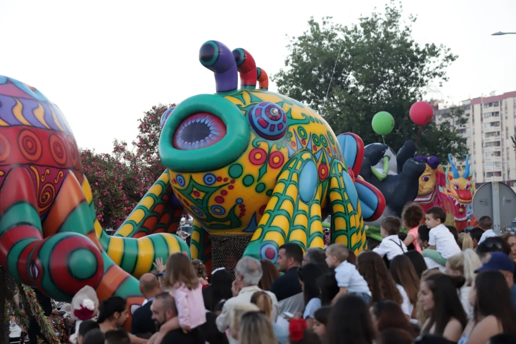 Brotóns psicodelia pez periscopio inflable pasacalles cabalgata
