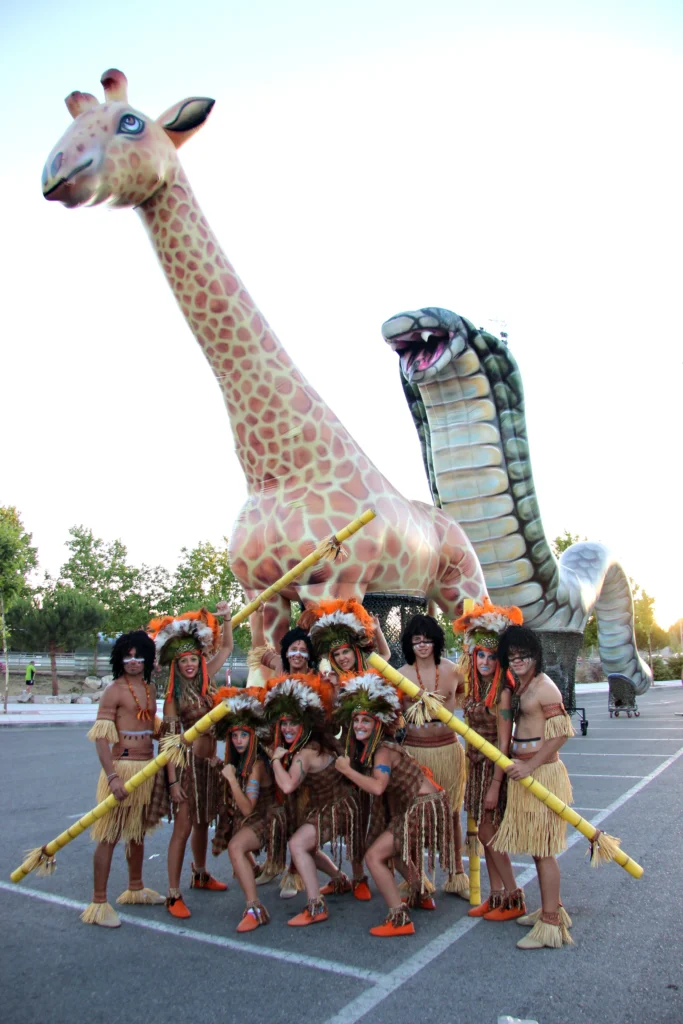 Brotóns safari loco artistas tribales jirafa cobra inflables cabalgata
