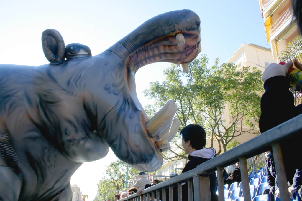 Brotóns safari loco hipopotamo inflable boca abierta pasacalles cabalgata