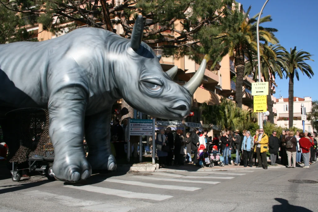 Brotóns safari loco rinoceronte inflable desfile cabalgata
