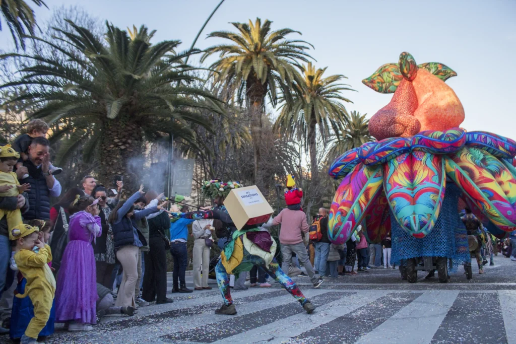 Brotóns sensations artista fruta inflable pasacalles cabalgata