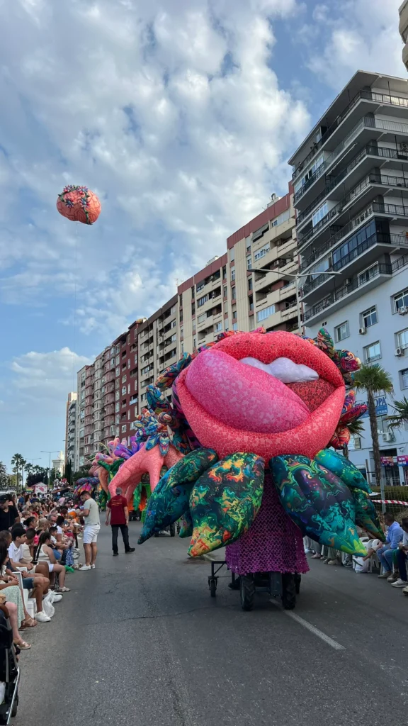 Brotóns sensations flor inflable gigante desfile cabalgata