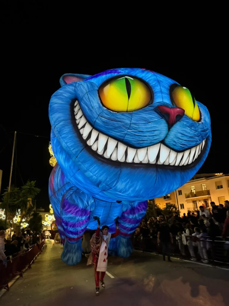 Gato de Cheshire iluminado de noche en la cabalgata Wonderland de Brotóns