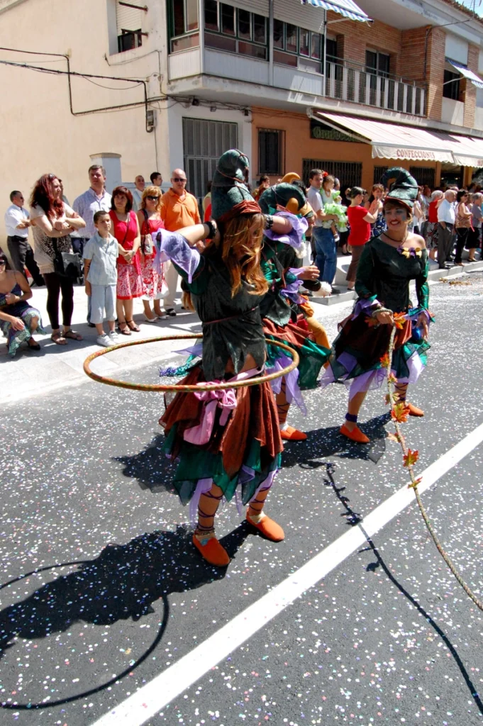 Bosque encantado duendes juegos hula hoop desfile