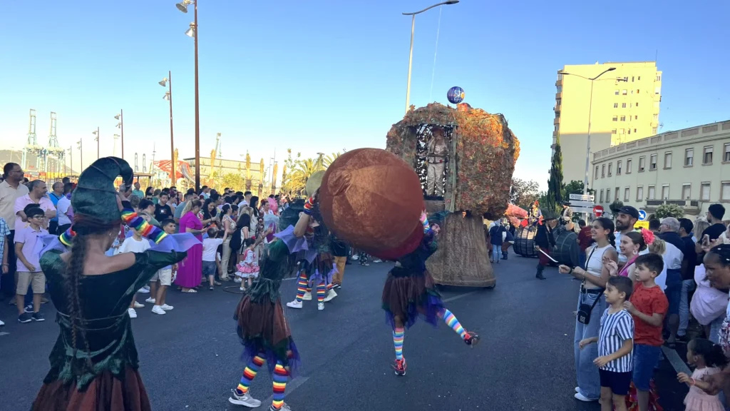 Bosque encantado grupo arbol desfile