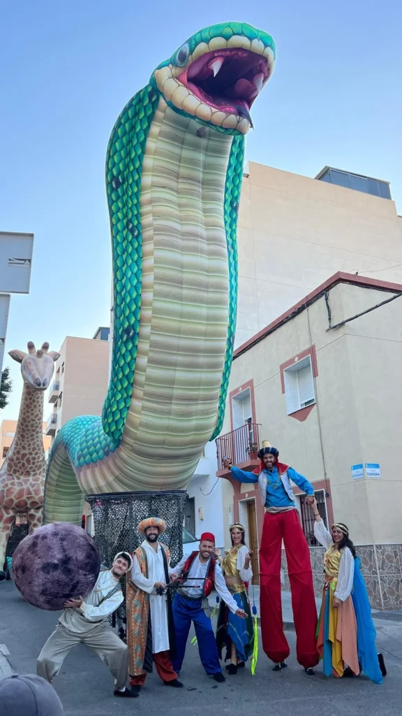 Brotóns arabia cobra gigante inflable grupo zancos cabalgata