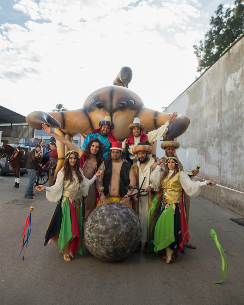 Brotóns arabia grupo elenco escorpión inflable espectáculo cabalgata