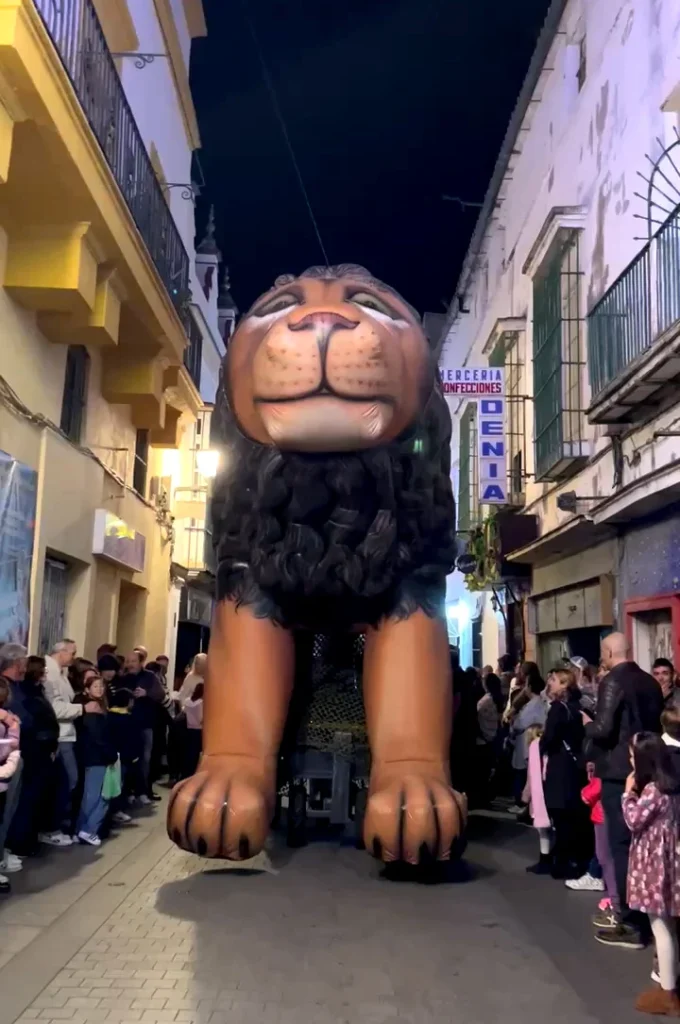 Brotóns arabia león inflable gigante calle nocturna cabalgata