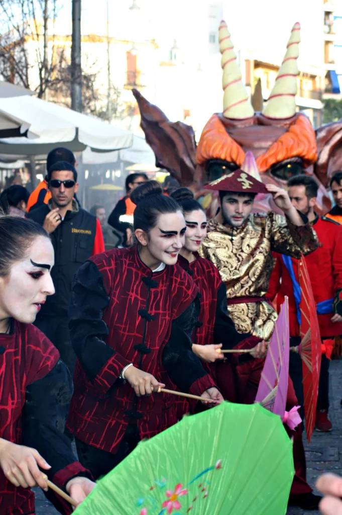 Brotóns dragón oriental artistas sombrilla pasacalles cabalgata