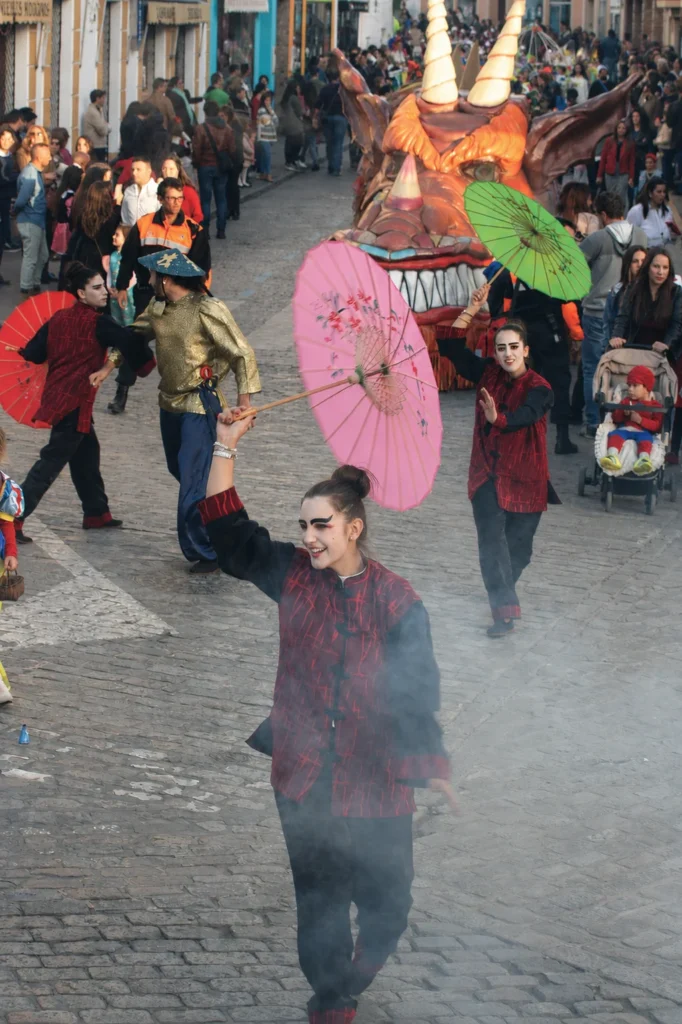 Brotóns dragón oriental bailarinas sombrillas pasacalles cabalgata