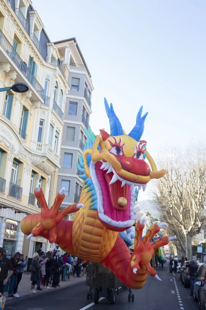 Brotóns menton fiesta limon dragón chino hinchable