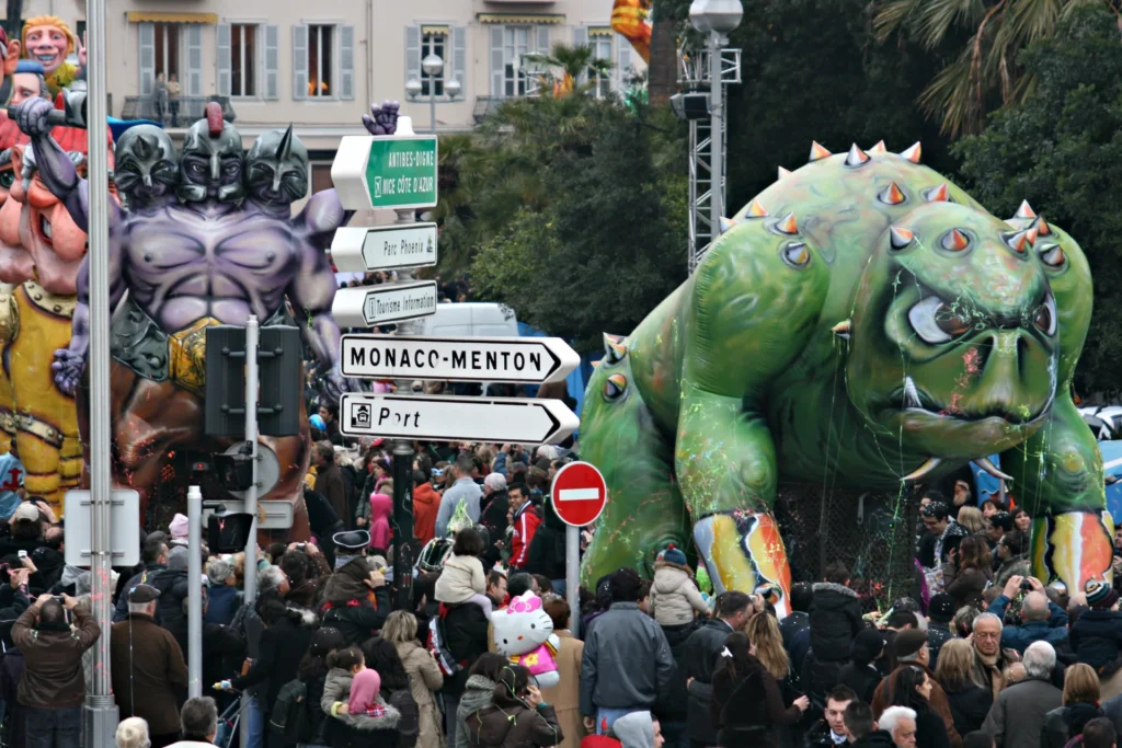 Brotóns niza carnaval hinchable guerrero monstruo pasacalles