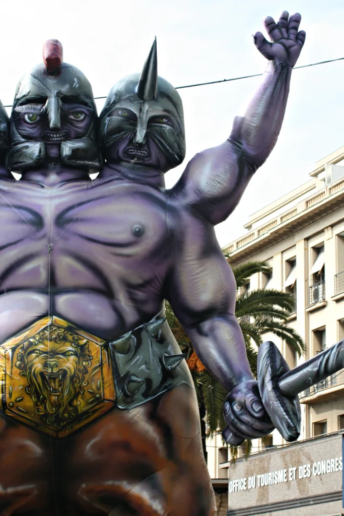 Brotóns niza hinchable gigante guerrero dos cabezas carnaval