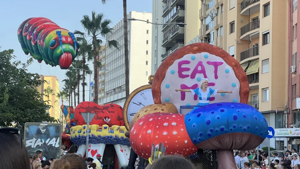 Carroza Eat Me con Alicia, reloj gigante y Reina de Corazones en la cabalgata Wonderland de Brotóns