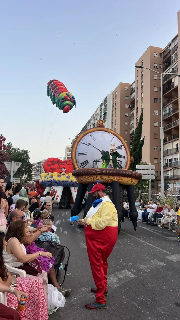 Conejo Blanco haciendo pompas de jabón junto al público en la cabalgata Wonderland