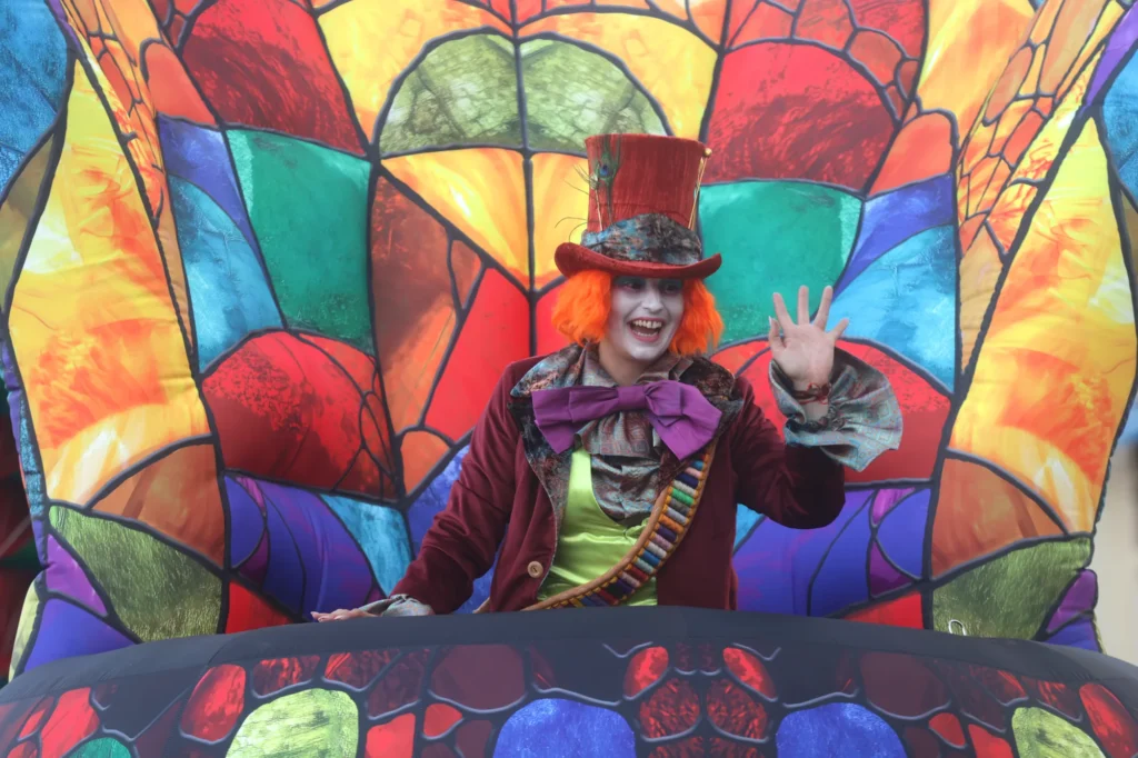 Conejo Blanco en el trono reloj gigante del espectáculo Wonderland