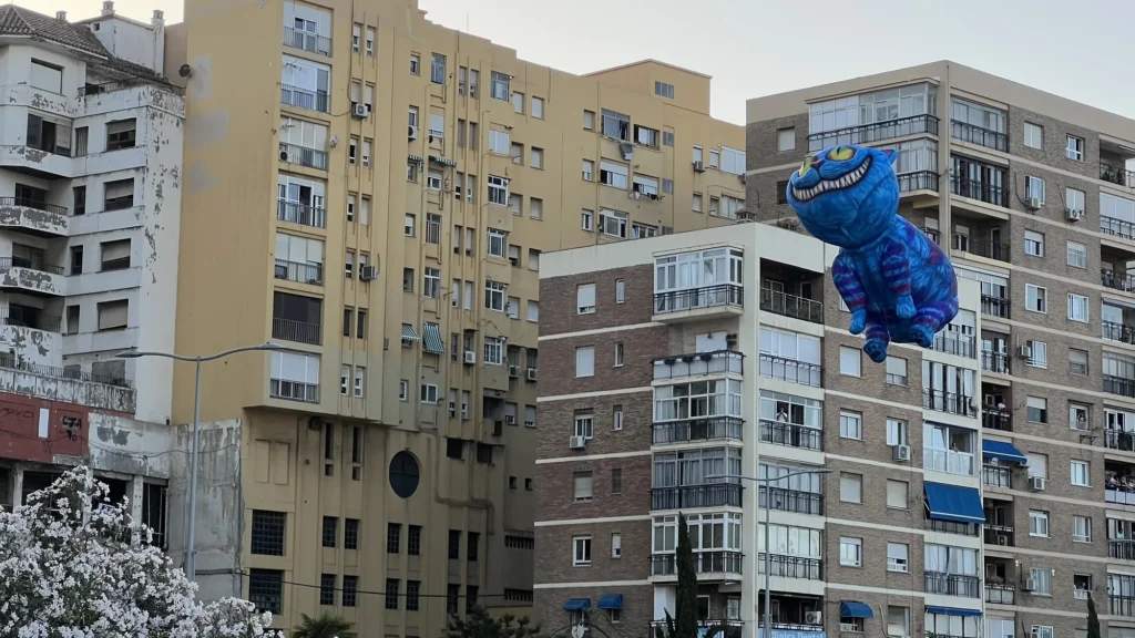 Globo gigante del Gato de Cheshire sobrevolando la cabalgata Wonderland de día