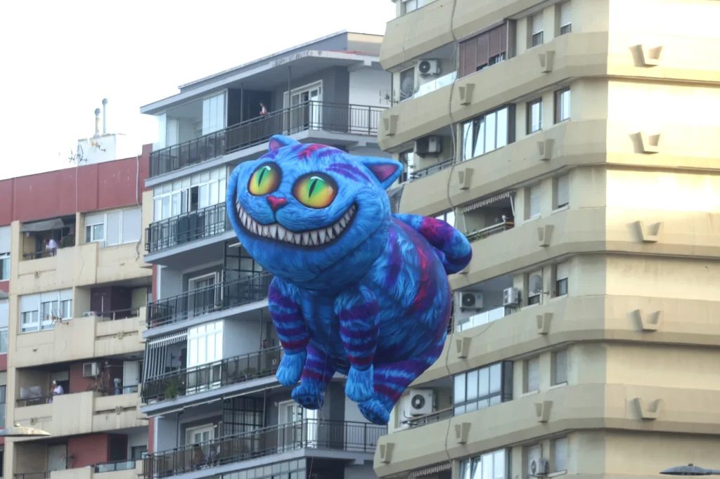 Primer plano del globo gigante del Gato de Cheshire en el espectáculo Wonderland
