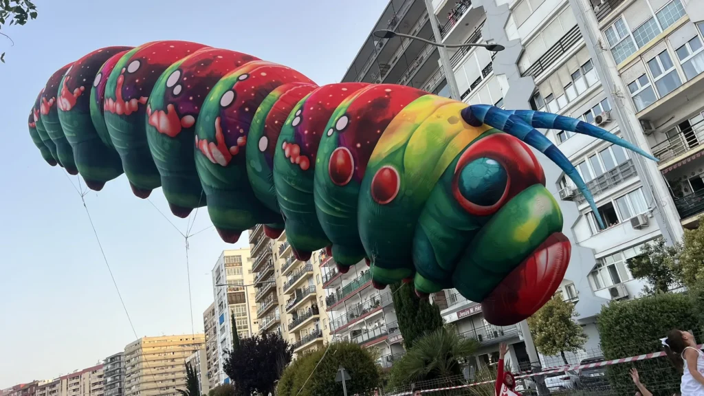 Globo gigante de la Oruga Absolem en el espectáculo Wonderland de Brotóns