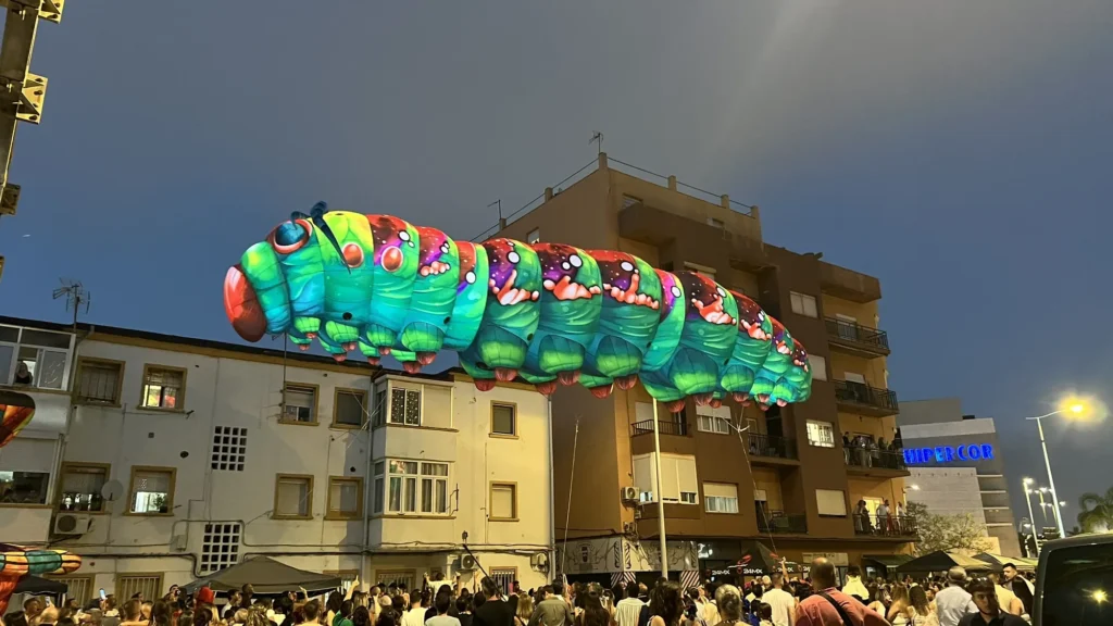 Globo de la Oruga Absolem iluminado de noche en la cabalgata Wonderland